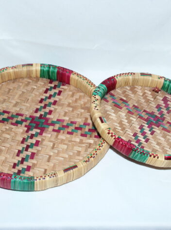 A set of 2 pieces wicker tray