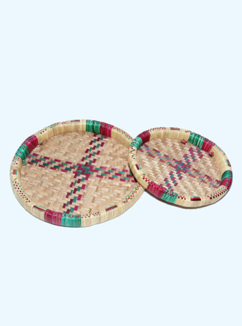 A set of 2 pieces wicker tray