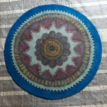 Round felt with colored border