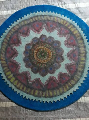 Round felt with colored border