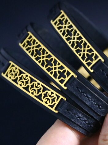 Bracelet with brass mesh tile plaque