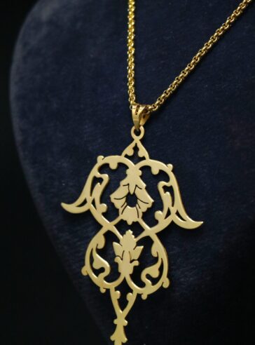 Necklace with Slimi design