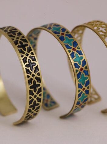 Bangle bracelet with tile design