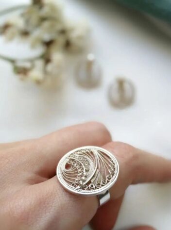 Silver ring with tapestry design