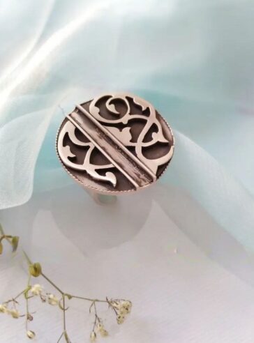 Silver ring with slimi design