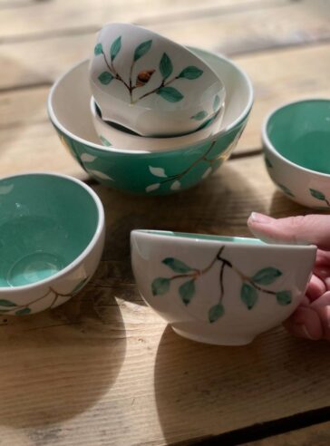 Set of 5 small bowls and 1 large bowl with 11 karat gold luster